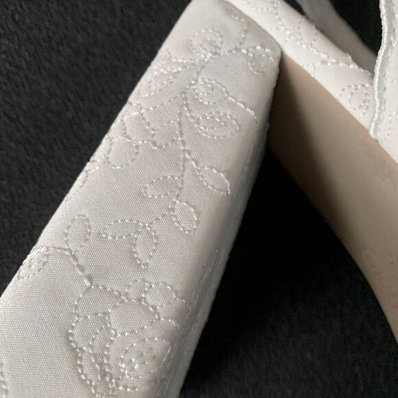 On 34th Women's "Stanciaa" White Embroidered Platform Dress Sandals Size: 9M - Picture 3 of 9